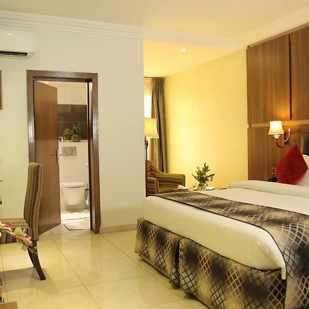 Grand Pela Hotel & Suites อาบูจา ภายนอก รูปภาพ