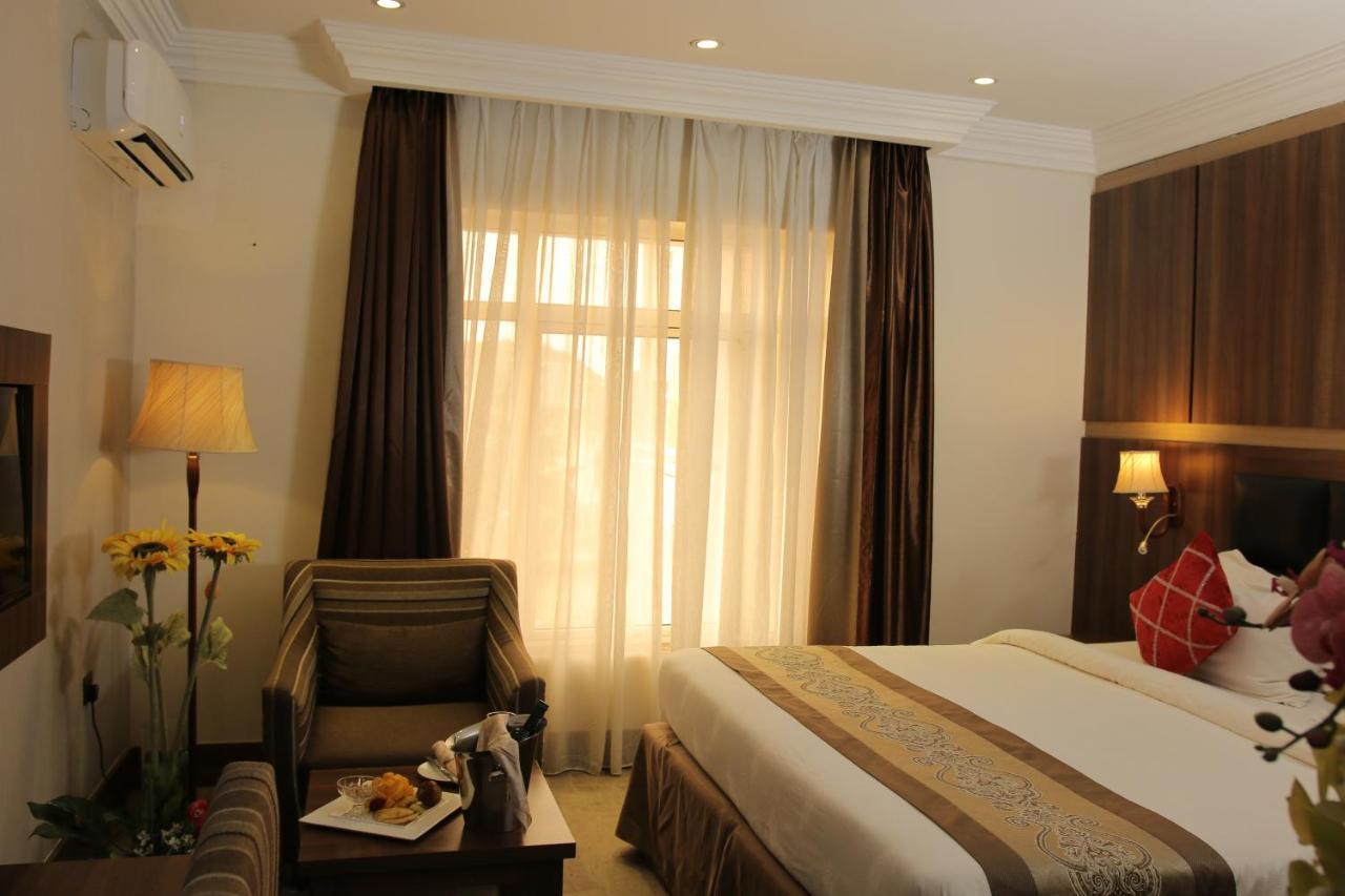 Grand Pela Hotel & Suites อาบูจา ภายนอก รูปภาพ