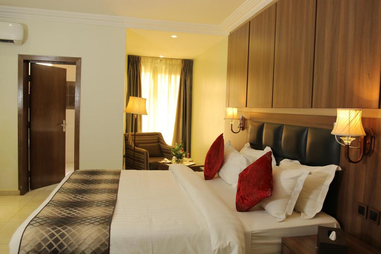 Grand Pela Hotel & Suites อาบูจา ภายนอก รูปภาพ