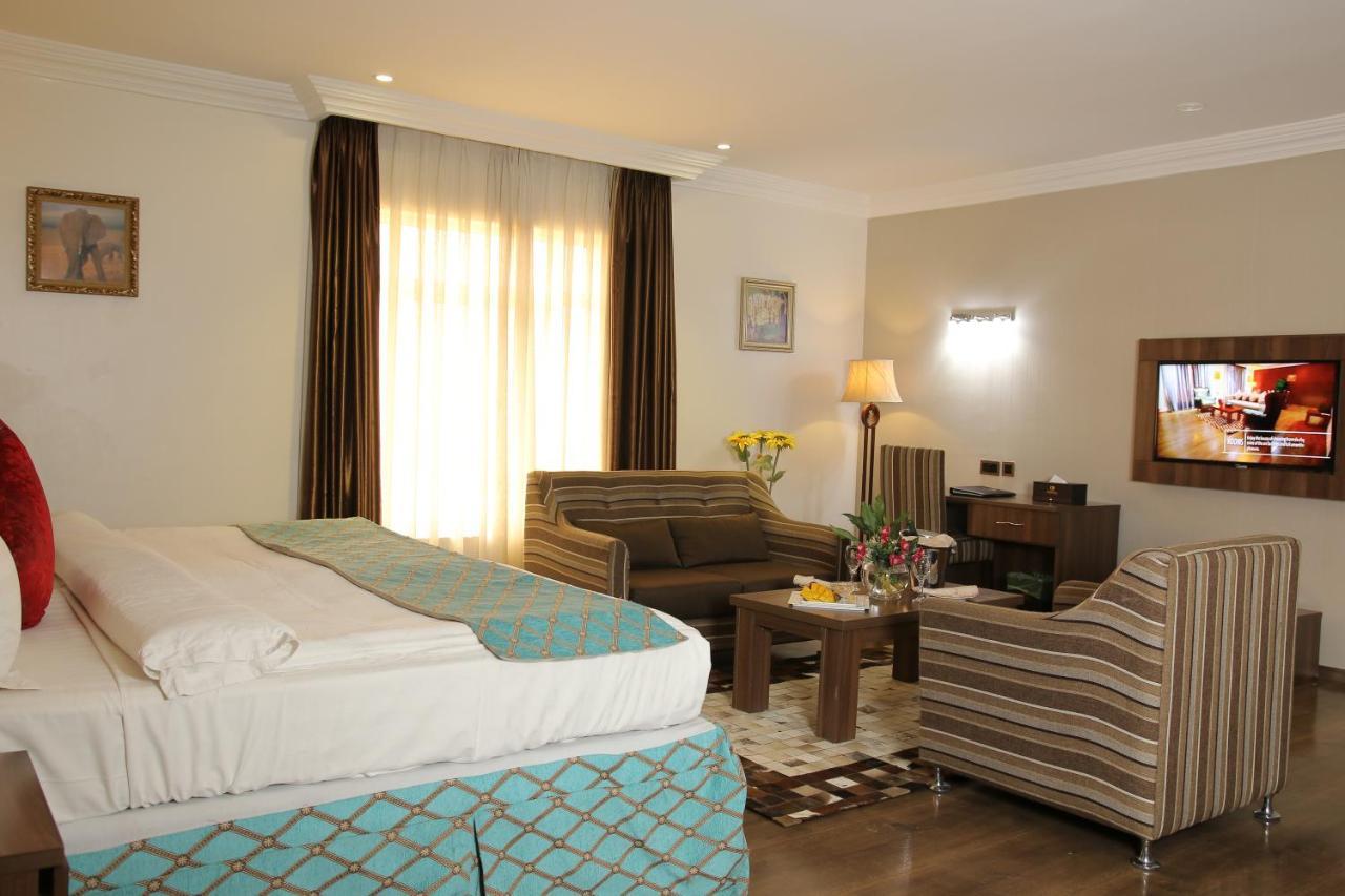 Grand Pela Hotel & Suites อาบูจา ภายนอก รูปภาพ