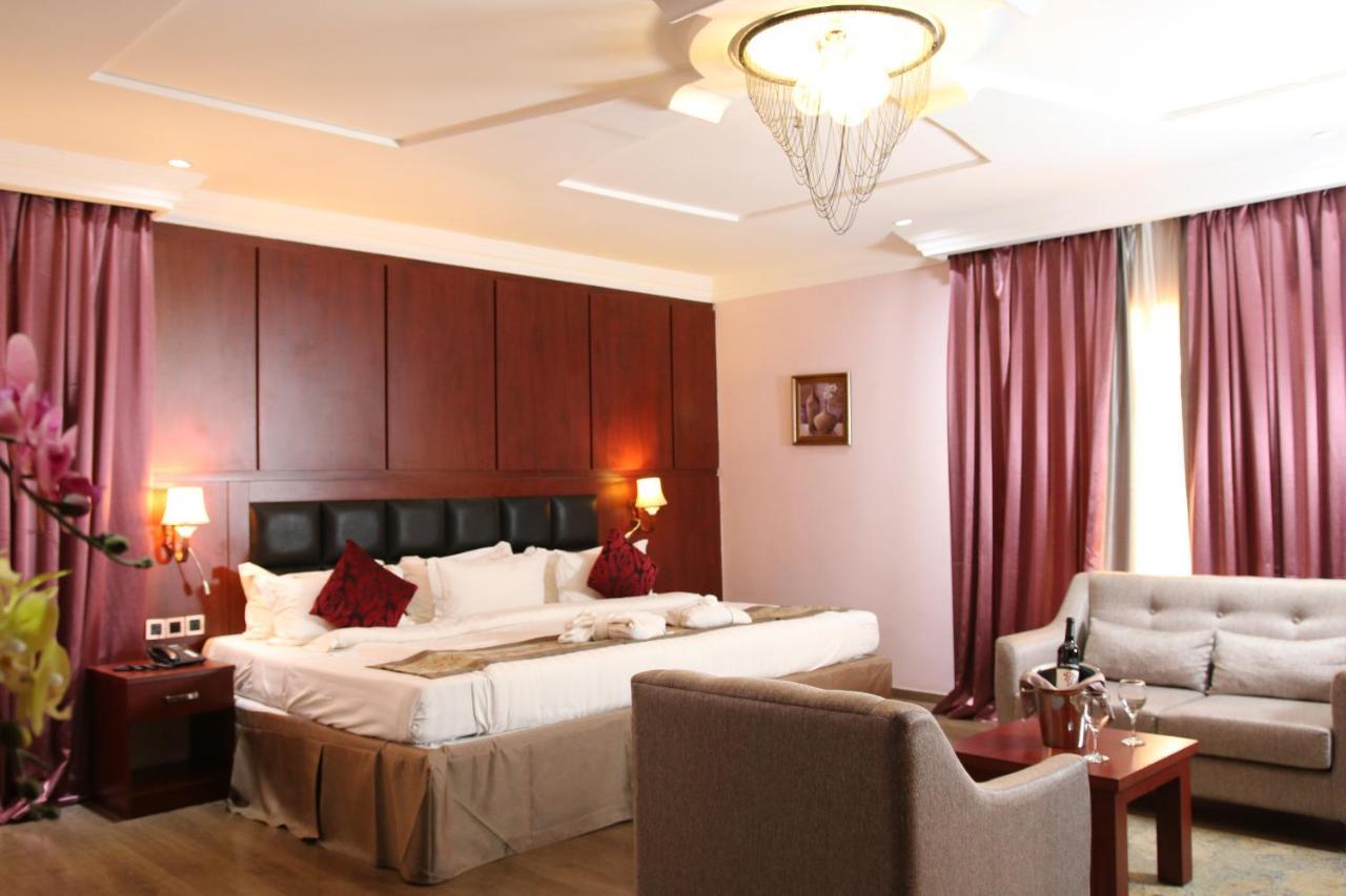 Grand Pela Hotel & Suites อาบูจา ภายนอก รูปภาพ