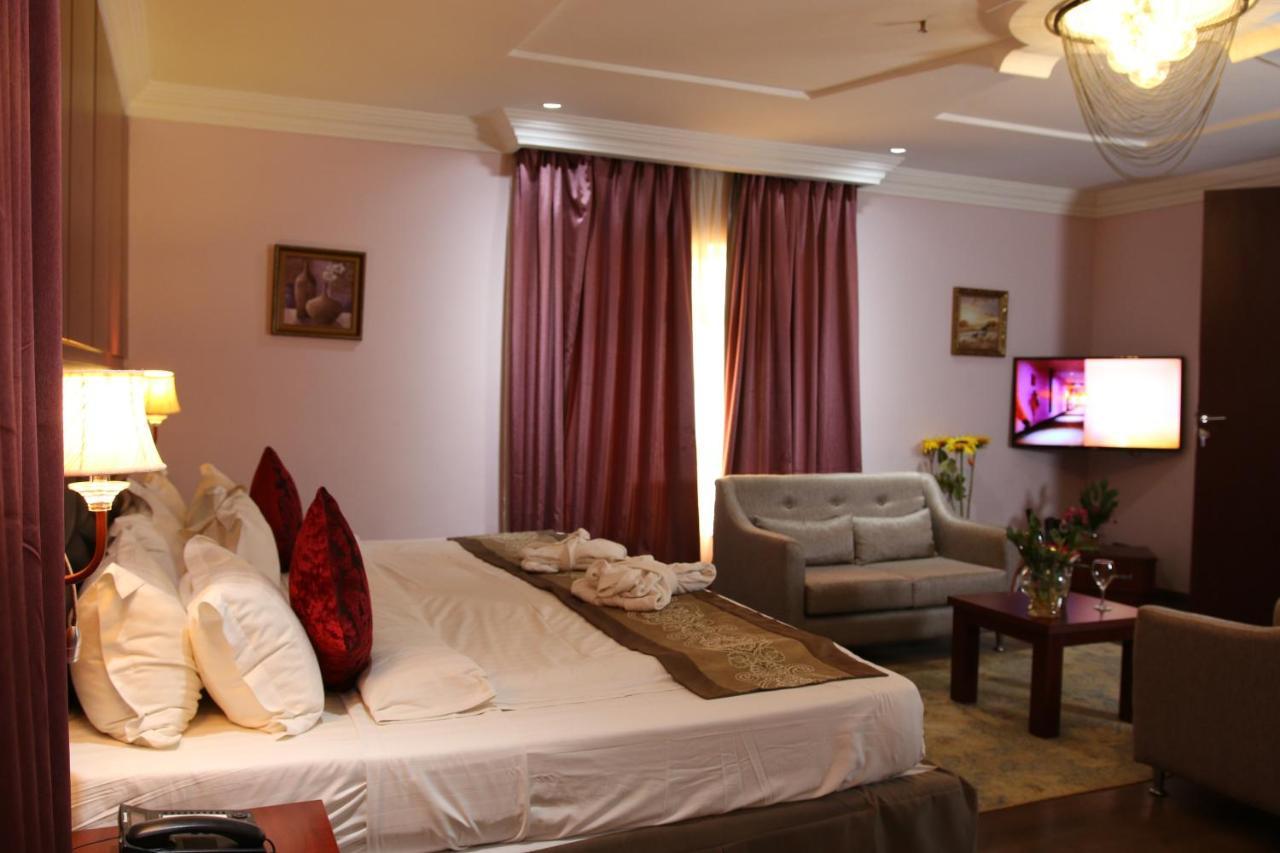 Grand Pela Hotel & Suites อาบูจา ภายนอก รูปภาพ