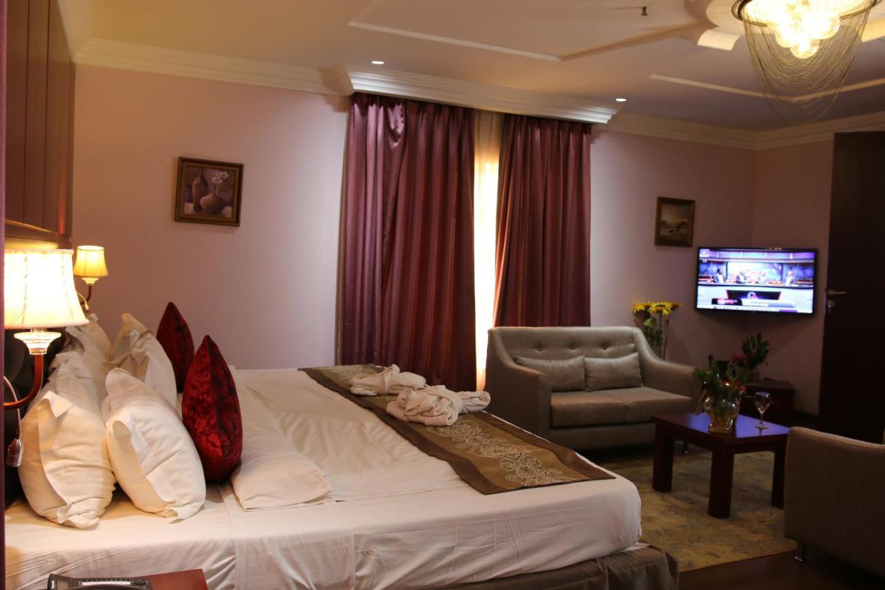 Grand Pela Hotel & Suites อาบูจา ภายนอก รูปภาพ
