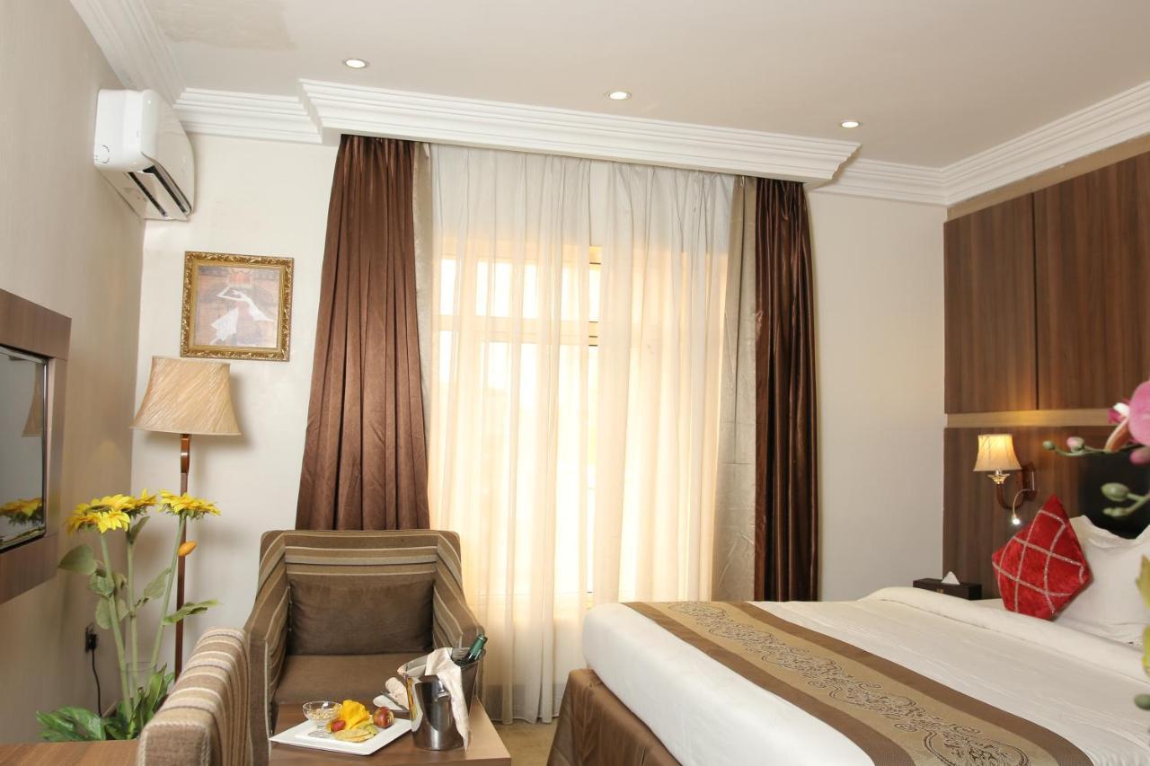 Grand Pela Hotel & Suites อาบูจา ภายนอก รูปภาพ