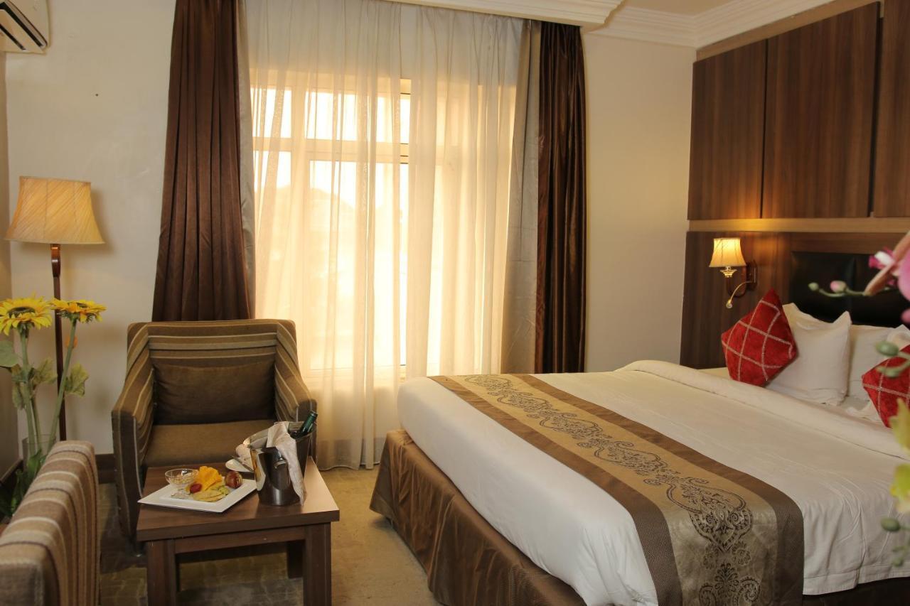 Grand Pela Hotel & Suites อาบูจา ภายนอก รูปภาพ