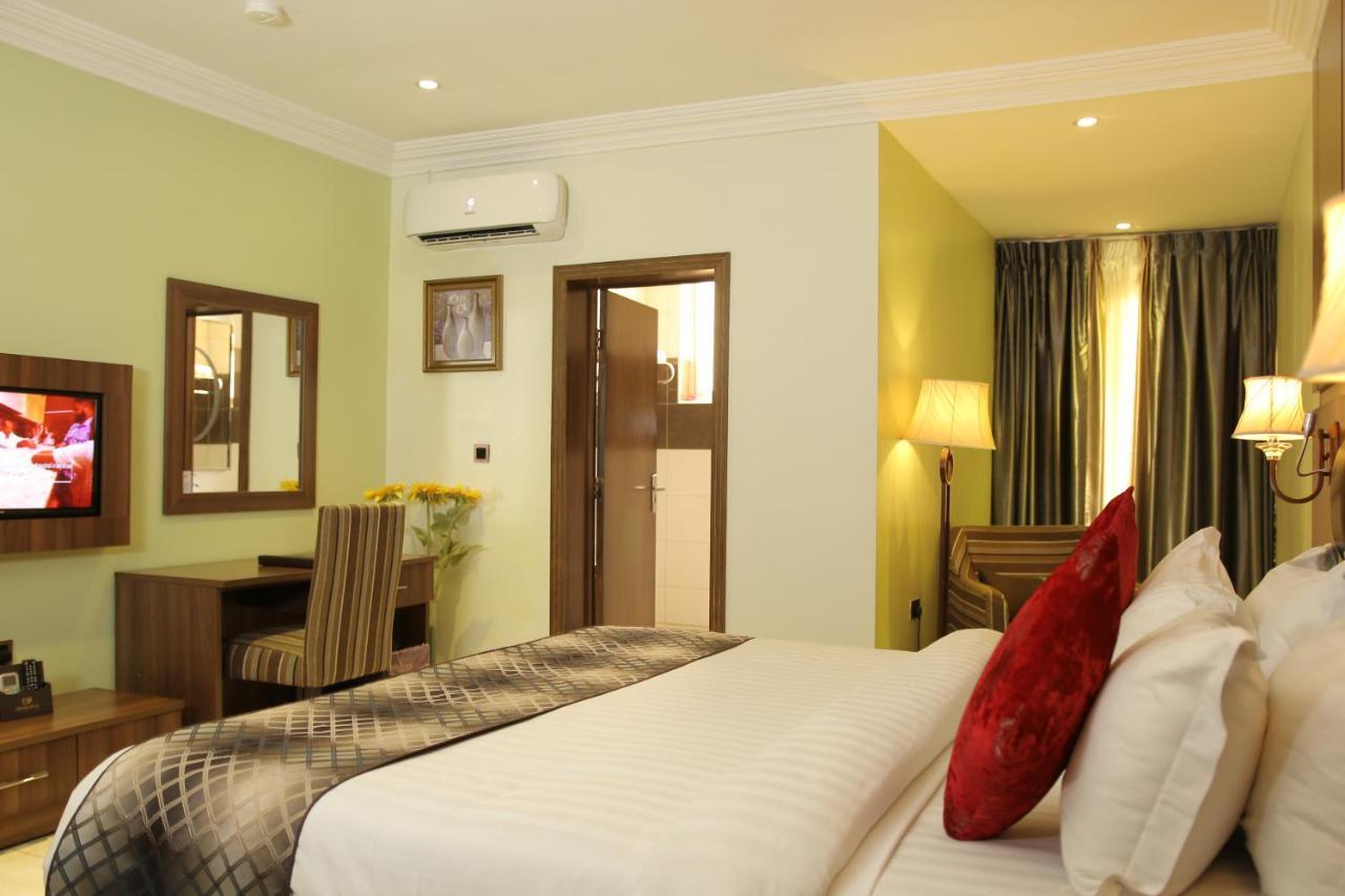Grand Pela Hotel & Suites อาบูจา ภายนอก รูปภาพ