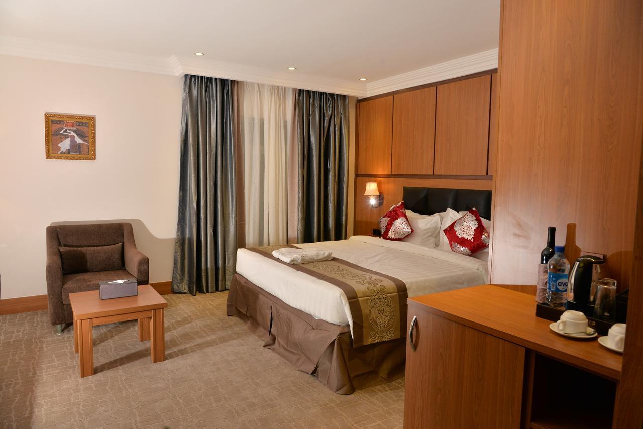 Grand Pela Hotel & Suites อาบูจา ภายนอก รูปภาพ